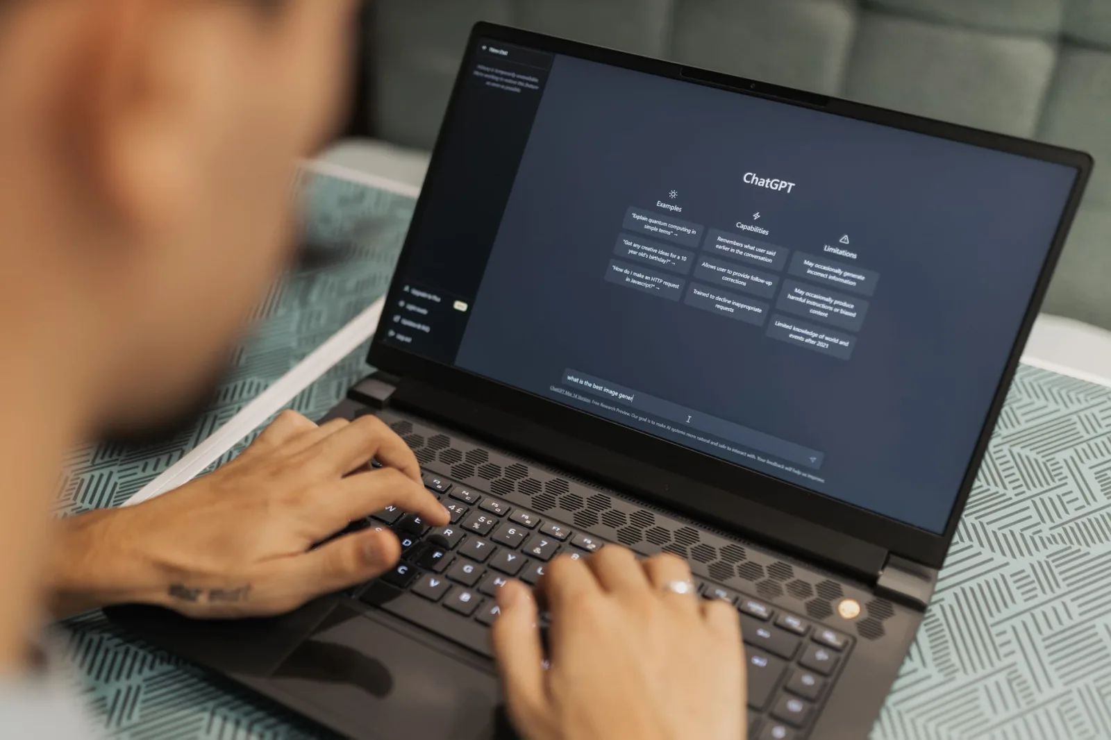 Corretor de imóveis trabalhando em um notebook enquanto analisa informações de um imóvel